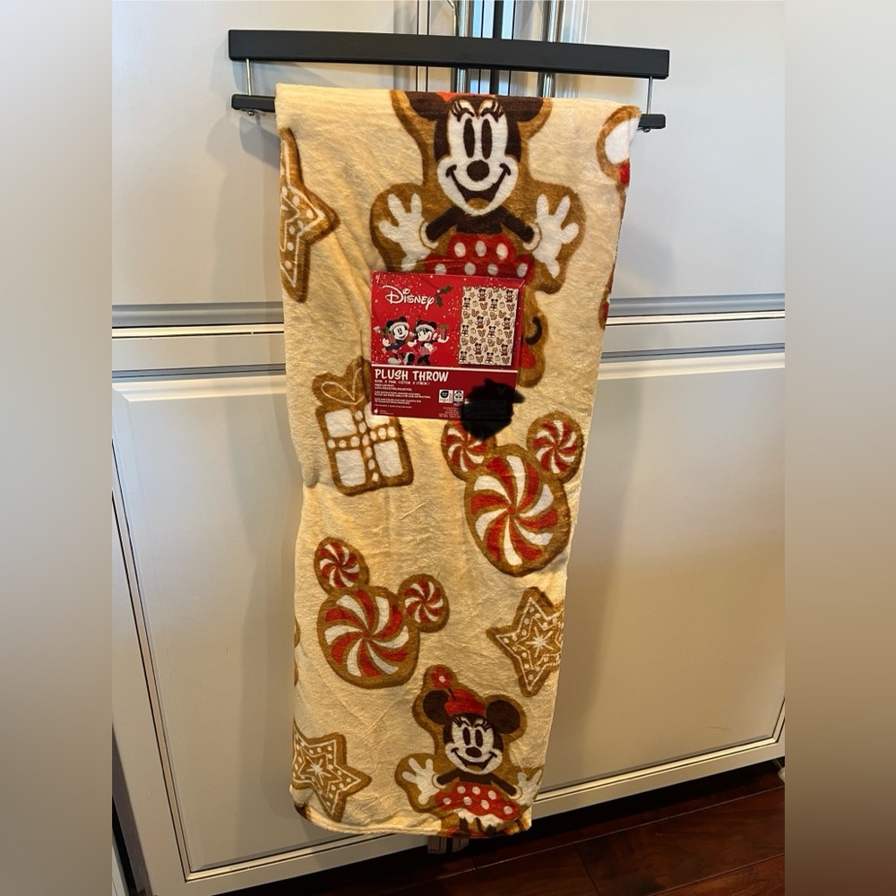 Viral Disney Mickey Minnie Cream and Red Christmas Throw Blanket